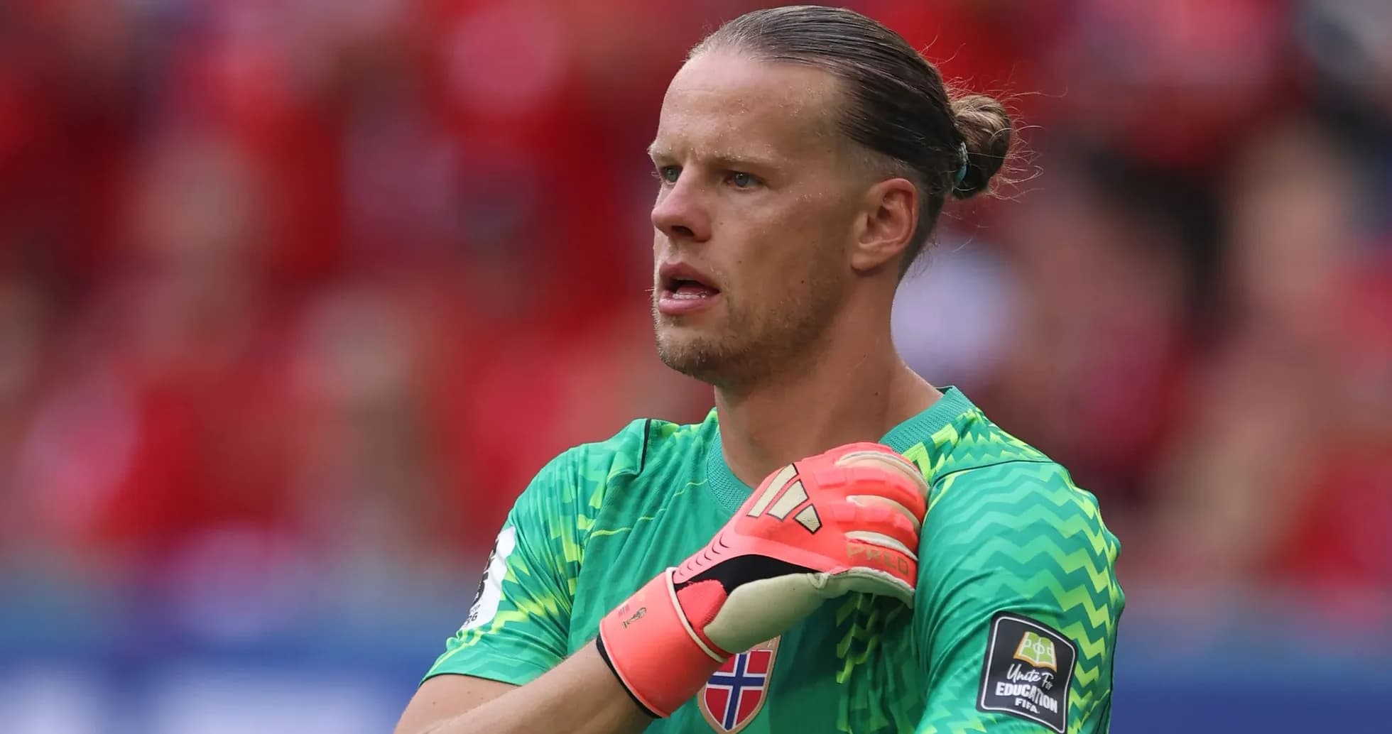 Portero con guantes en campo de fútbol Portero con guantes en campo de fútbol
