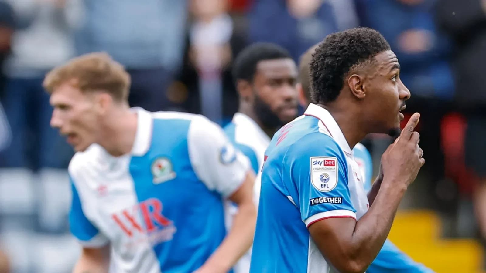 Jugador de Blackburn Rovers celebrando un gol en el campo Jugador de Blackburn Rovers celebrando un gol en el campo