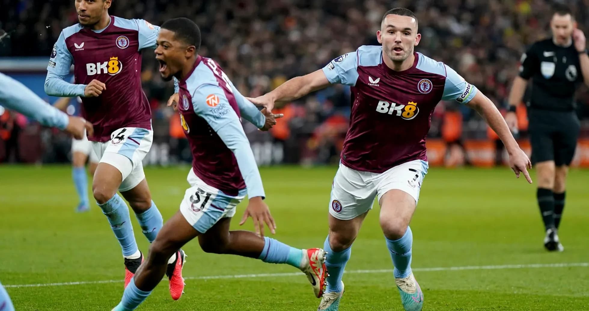 Jugadores de Aston Villa celebrando un gol Jugadores de Aston Villa celebrando un gol