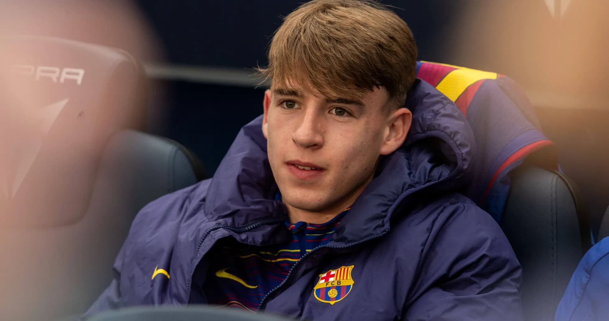 Jugador del FC Barcelona sentado en el banquillo Jugador del FC Barcelona sentado en el banquillo
