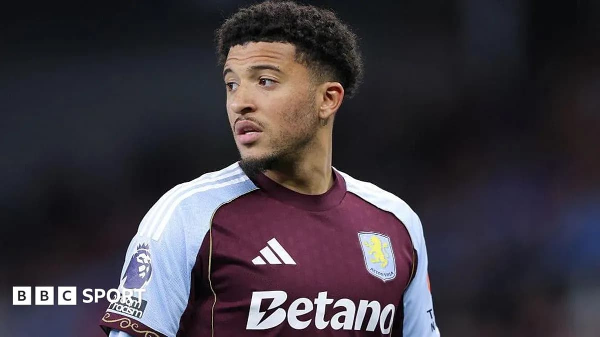 Jugador de Aston Villa en acción durante el partido Jugador de Aston Villa en acción durante el partido