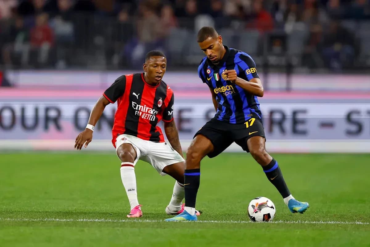 Jugadores de AC Milan e Inter de Milán luchando por el balón Jugadores de AC Milan e Inter de Milán luchando por el balón