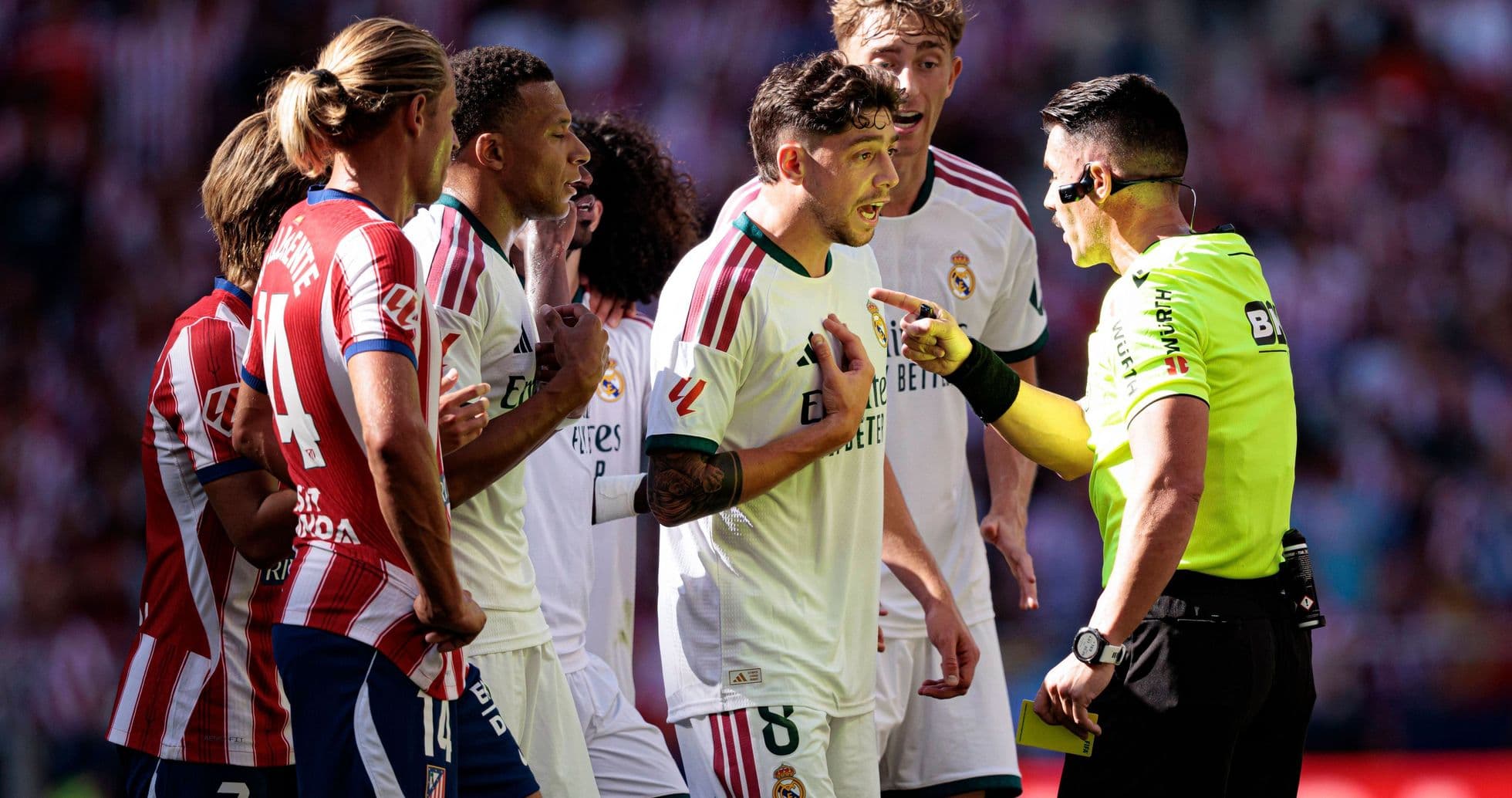 Real Madrid TV arremete contra el árbitro tras derrota en el derbi ante Atlético Real Madrid TV arremete contra el árbitro tras derrota en el derbi ante Atlético