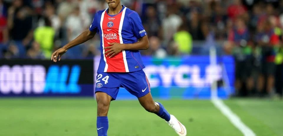 Senny Mayulu de PSG se lesiona con la selección francesa sub-21 Senny Mayulu de PSG se lesiona con la selección francesa sub-21